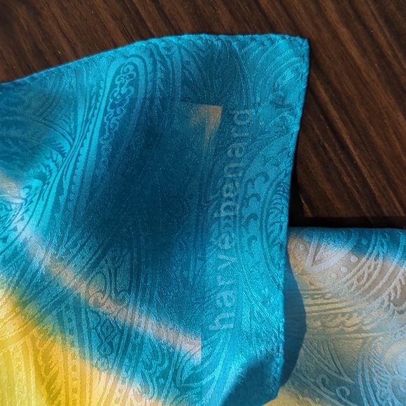 Harve Bernard bright, cheerful scarf - Picture 6 of 6